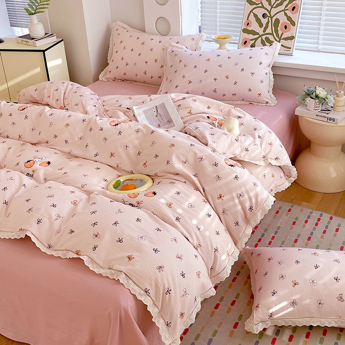 91家纺网 家纺一手货源 找家纺 雨彤家纺 2025新款A类高克重云感皱皱双层纱全棉镂空花边款法式四件套-床拍图 春花-粉