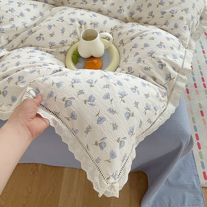 91家纺网 家纺一手货源 找家纺 雨彤家纺 2025新款A类高克重云感皱皱双层纱全棉镂空花边款法式四件套-床拍图 浪漫定义