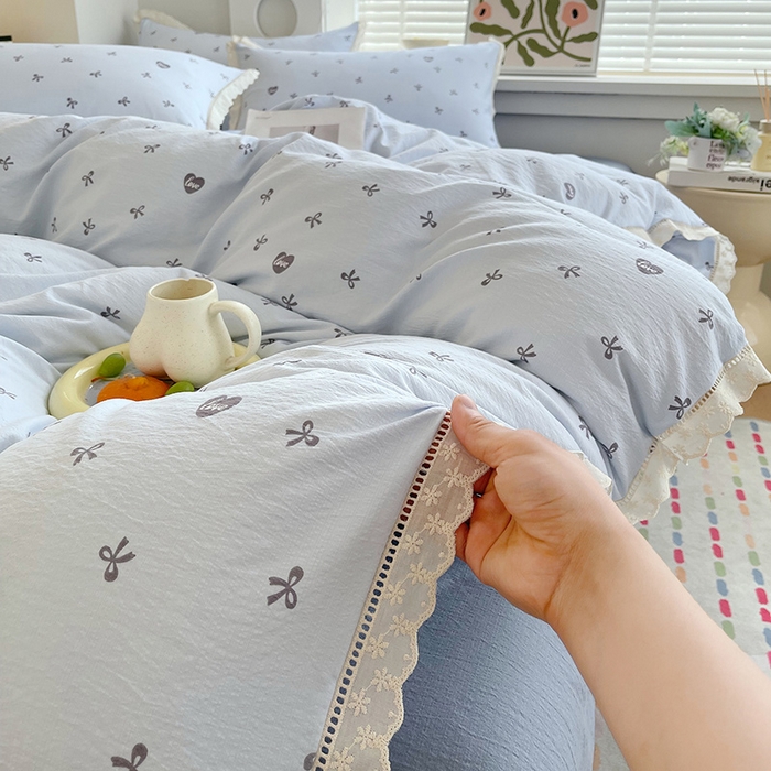 91家纺网 家纺一手货源 找家纺 雨彤家纺 2025新款A类高克重云感皱皱双层纱全棉镂空花边款法式四件套-床拍图 悦枝