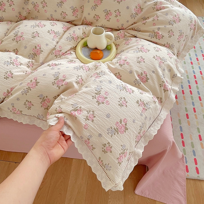 91家纺网 家纺一手货源 找家纺 雨彤家纺 2025新款A类高克重云感皱皱双层纱全棉镂空花边款法式四件套-床拍图 望夏花艺