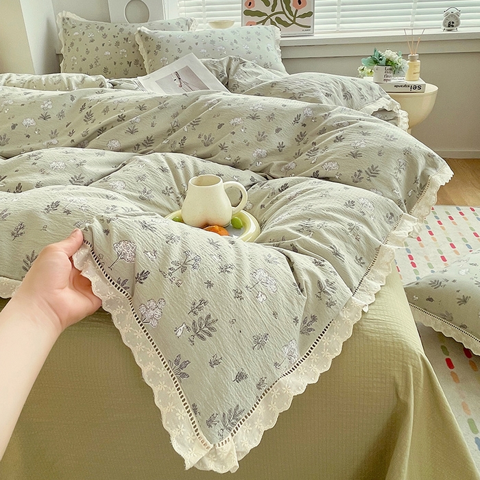 91家纺网 家纺一手货源 找家纺 雨彤家纺 2025新款A类高克重云感皱皱双层纱全棉镂空花边款法式四件套-床拍图 甜蜜花房