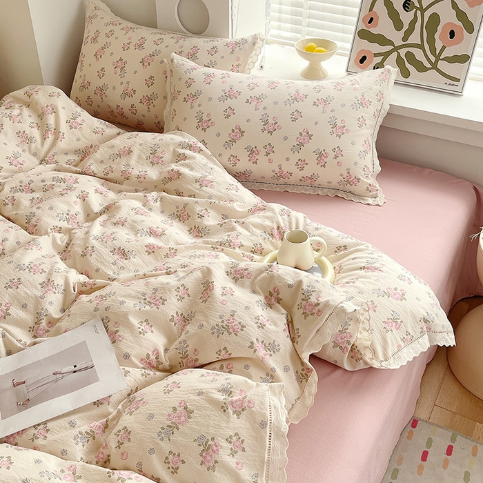 91家纺网 家纺一手货源 找家纺 雨彤家纺 2025新款A类高克重云感皱皱双层纱全棉镂空花边款法式四件套-床拍图 望夏花艺