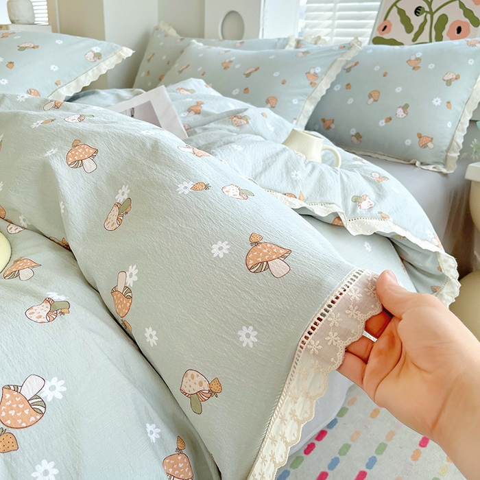 91家纺网 家纺一手货源 找家纺 雨彤家纺 2025新款A类高克重云感皱皱双层纱全棉镂空花边款法式四件套-床拍图 浅忆