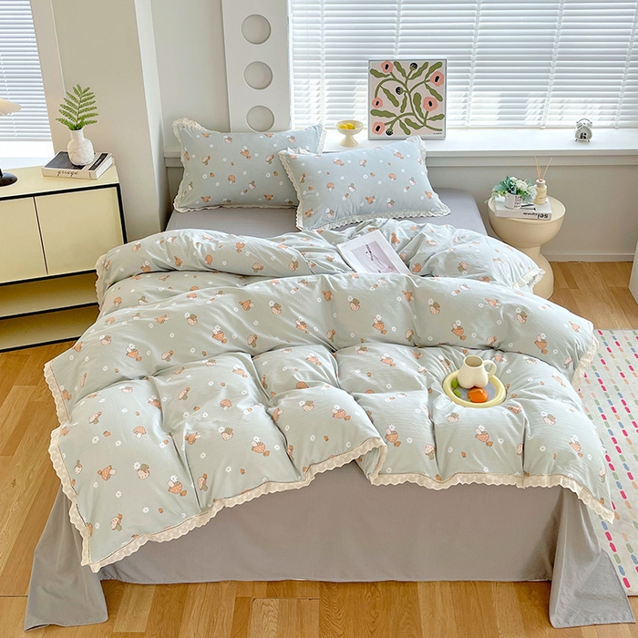 91家纺网 家纺一手货源 找家纺 雨彤家纺 2025新款A类高克重云感皱皱双层纱全棉镂空花边款法式四件套-床拍图 浅忆