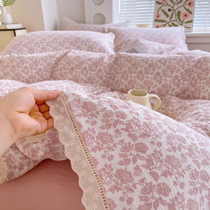 91家纺网 家纺一手货源 找家纺 雨彤家纺 2025新款A类高克重云感皱皱双层纱全棉镂空花边款法式四件套-床拍图 云槿香