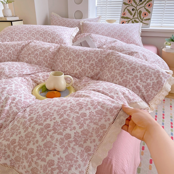 91家纺网 家纺一手货源 找家纺 雨彤家纺 2025新款A类高克重云感皱皱双层纱全棉镂空花边款法式四件套-床拍图 云槿香