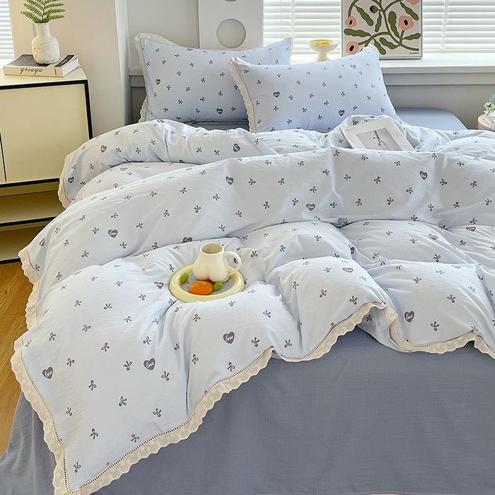 91家纺网 家纺一手货源 找家纺 雨彤家纺 2025新款A类高克重云感皱皱双层纱全棉镂空花边款法式四件套-床拍图 悦枝