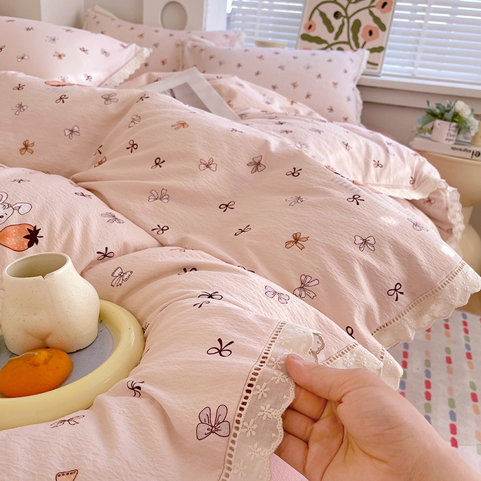 91家纺网 家纺一手货源 找家纺 雨彤家纺 2025新款A类高克重云感皱皱双层纱全棉镂空花边款法式四件套-床拍图 春花-粉