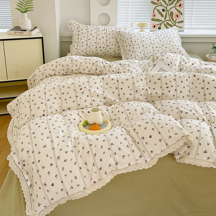 91家纺网 家纺一手货源 找家纺 雨彤家纺 2025新款A类高克重云感皱皱双层纱全棉镂空花边款法式四件套-床拍图 浮梦