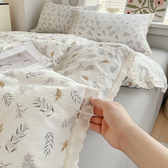 91家纺网 家纺一手货源 找家纺 雨彤家纺 2025新款A类高克重云感皱皱双层纱全棉镂空花边款法式四件套-床拍图 宝拉