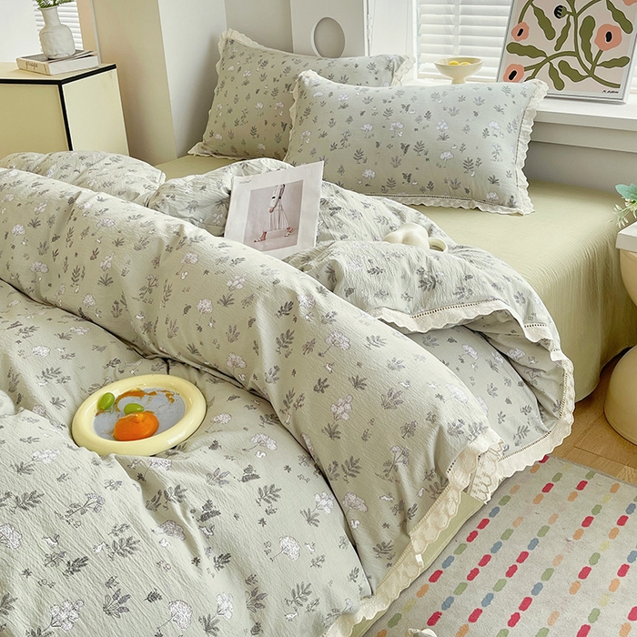 91家纺网 家纺一手货源 找家纺 雨彤家纺 2025新款A类高克重云感皱皱双层纱全棉镂空花边款法式四件套-床拍图 甜蜜花房