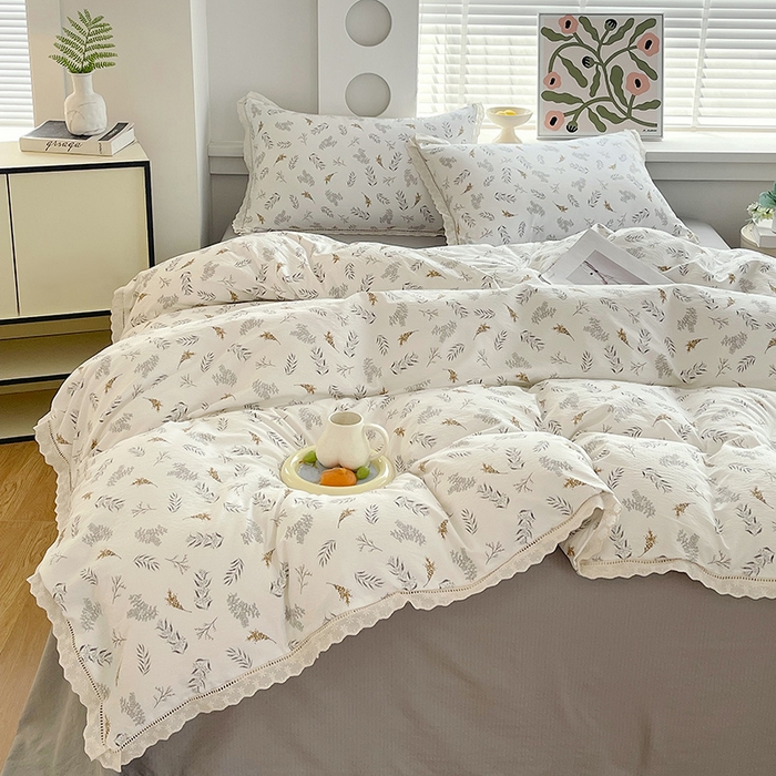 91家纺网 家纺一手货源 找家纺 雨彤家纺 2025新款A类高克重云感皱皱双层纱全棉镂空花边款法式四件套-床拍图 宝拉