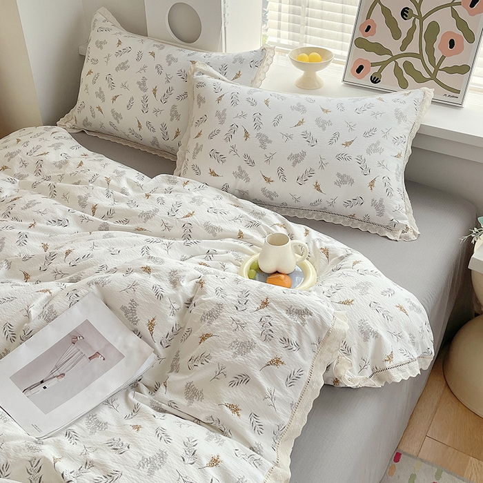 91家纺网 家纺一手货源 找家纺 雨彤家纺 2025新款A类高克重云感皱皱双层纱全棉镂空花边款法式四件套-床拍图 宝拉