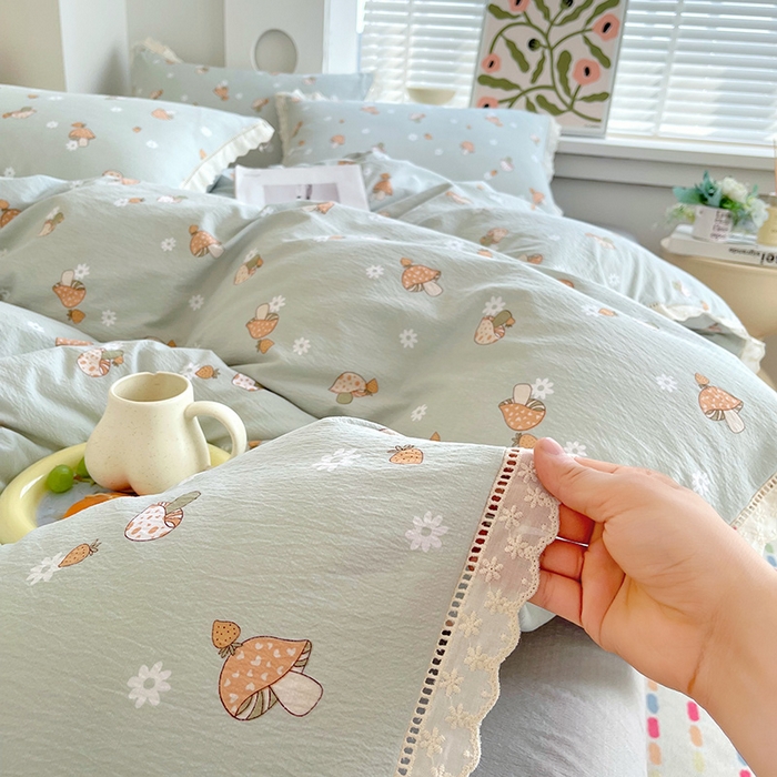 91家纺网 家纺一手货源 找家纺 雨彤家纺 2025新款A类高克重云感皱皱双层纱全棉镂空花边款法式四件套-床拍图 浅忆