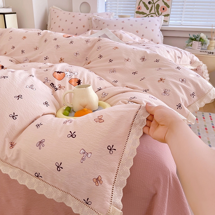 91家纺网 家纺一手货源 找家纺 雨彤家纺 2025新款A类高克重云感皱皱双层纱全棉镂空花边款法式四件套-床拍图 春花-粉