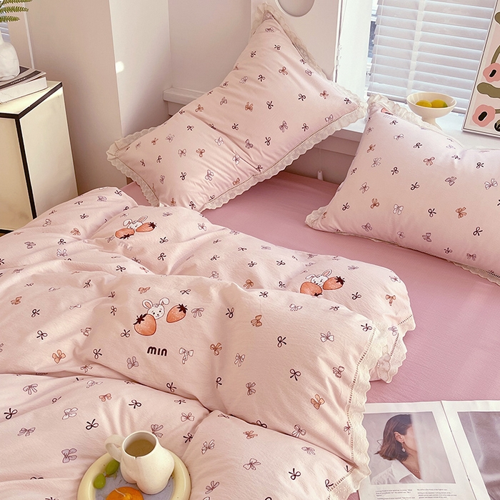 91家纺网 家纺一手货源 找家纺 雨彤家纺 2025新款A类高克重云感皱皱双层纱全棉镂空花边款法式四件套-床拍图 春花-粉