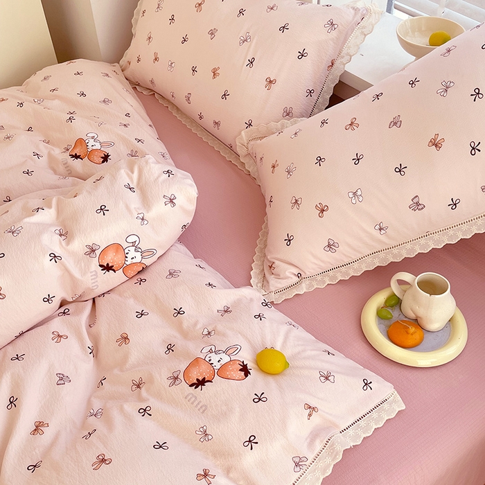 91家纺网 家纺一手货源 找家纺 雨彤家纺 2025新款A类高克重云感皱皱双层纱全棉镂空花边款法式四件套-床拍图 春花-粉