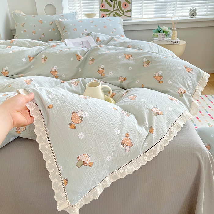 91家纺网 家纺一手货源 找家纺 雨彤家纺 2025新款A类高克重云感皱皱双层纱全棉镂空花边款法式四件套-床拍图 浅忆