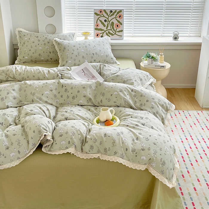 91家纺网 家纺一手货源 找家纺 雨彤家纺 2025新款A类高克重云感皱皱双层纱全棉镂空花边款法式四件套-床拍图 甜蜜花房