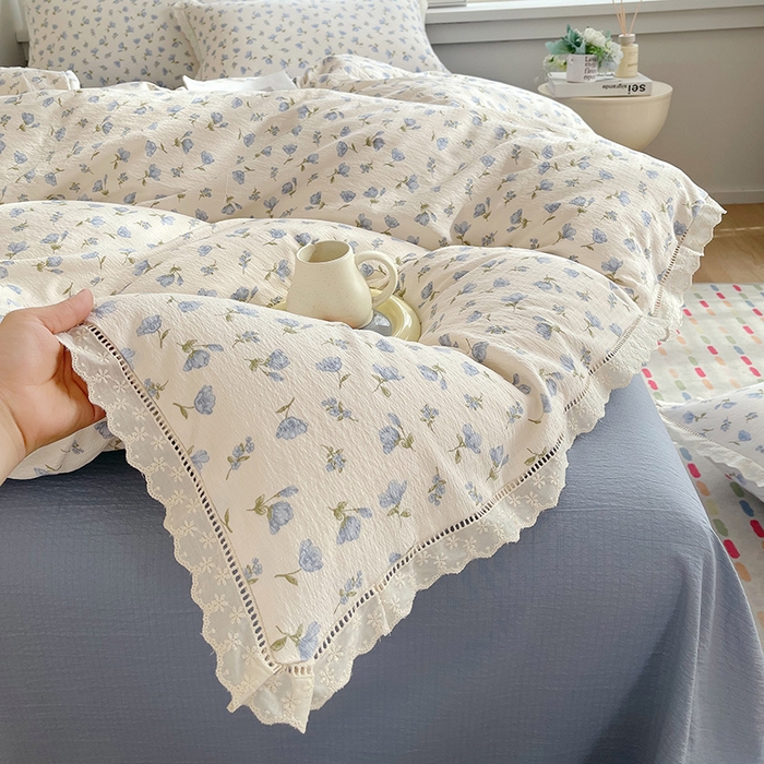 91家纺网 家纺一手货源 找家纺 雨彤家纺 2025新款A类高克重云感皱皱双层纱全棉镂空花边款法式四件套-床拍图 浪漫定义