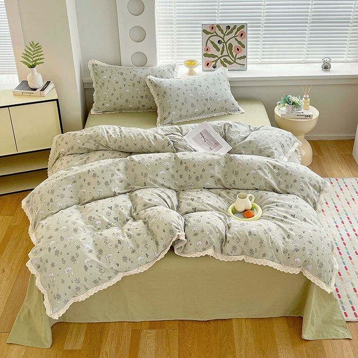 91家纺网 家纺一手货源 找家纺 雨彤家纺 2025新款A类高克重云感皱皱双层纱全棉镂空花边款法式四件套-床拍图 甜蜜花房