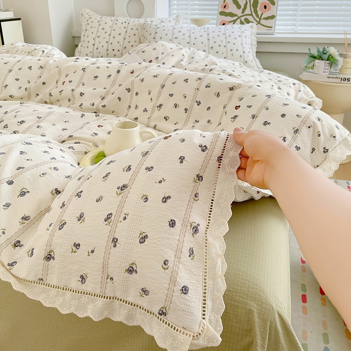 91家纺网 家纺一手货源 找家纺 雨彤家纺 2025新款A类高克重云感皱皱双层纱全棉镂空花边款法式四件套-床拍图 浮梦