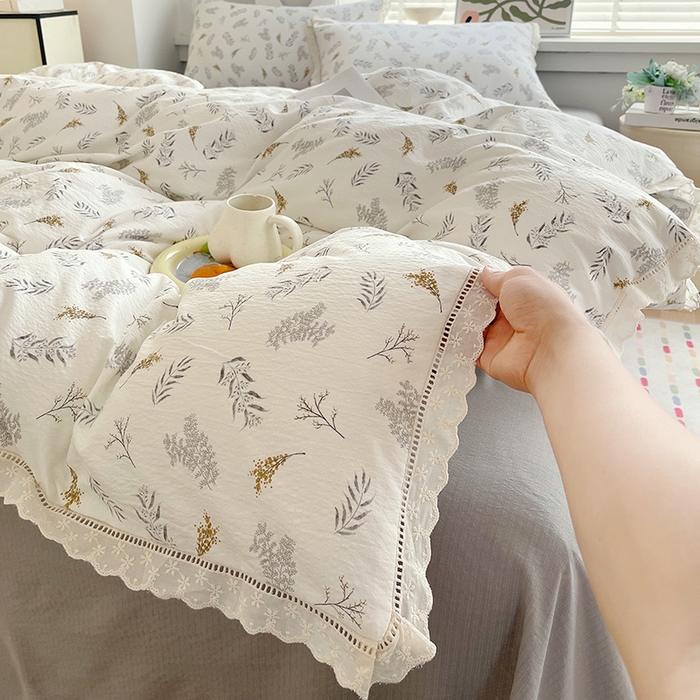 91家纺网 家纺一手货源 找家纺 雨彤家纺 2025新款A类高克重云感皱皱双层纱全棉镂空花边款法式四件套-床拍图 宝拉