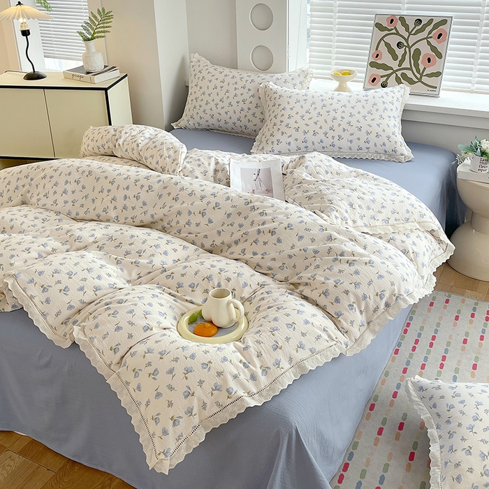 91家纺网 家纺一手货源 找家纺 雨彤家纺 2025新款A类高克重云感皱皱双层纱全棉镂空花边款法式四件套-床拍图 浪漫定义