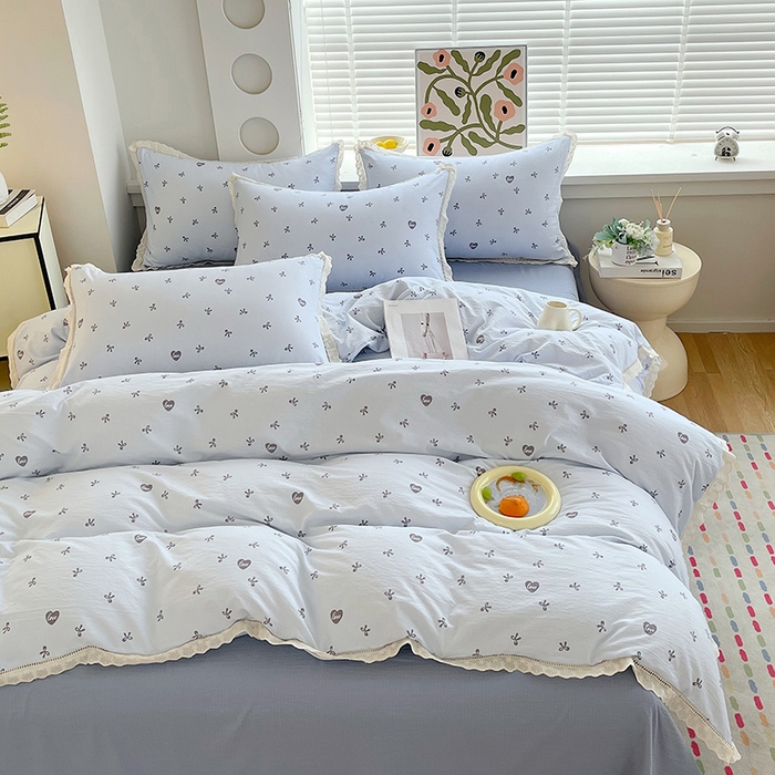 91家纺网 家纺一手货源 找家纺 雨彤家纺 2025新款A类高克重云感皱皱双层纱全棉镂空花边款法式四件套-床拍图 悦枝