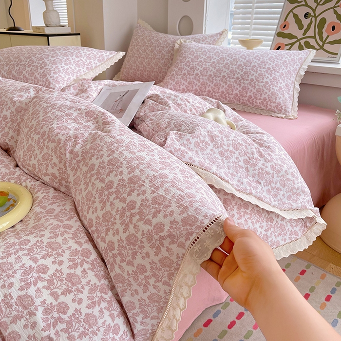 91家纺网 家纺一手货源 找家纺 雨彤家纺 2025新款A类高克重云感皱皱双层纱全棉镂空花边款法式四件套-床拍图 云槿香