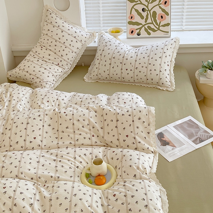 91家纺网 家纺一手货源 找家纺 雨彤家纺 2025新款A类高克重云感皱皱双层纱全棉镂空花边款法式四件套-床拍图 浮梦