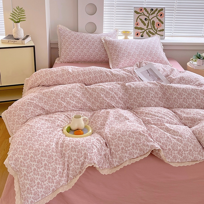 91家纺网 家纺一手货源 找家纺 雨彤家纺 2025新款A类高克重云感皱皱双层纱全棉镂空花边款法式四件套-床拍图 云槿香