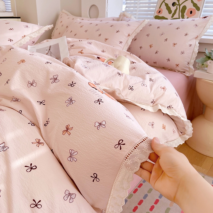 91家纺网 家纺一手货源 找家纺 雨彤家纺 2025新款A类高克重云感皱皱双层纱全棉镂空花边款法式四件套-床拍图 春花-粉