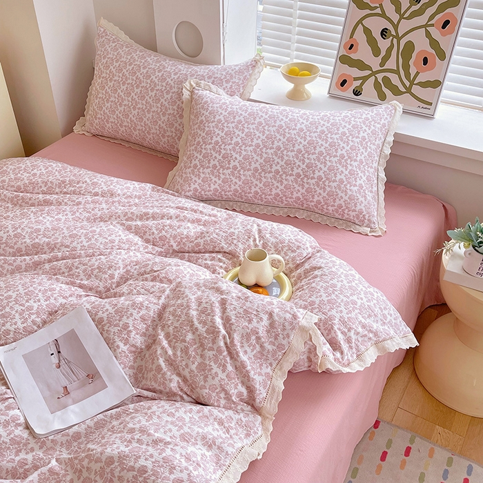 91家纺网 家纺一手货源 找家纺 雨彤家纺 2025新款A类高克重云感皱皱双层纱全棉镂空花边款法式四件套-床拍图 云槿香