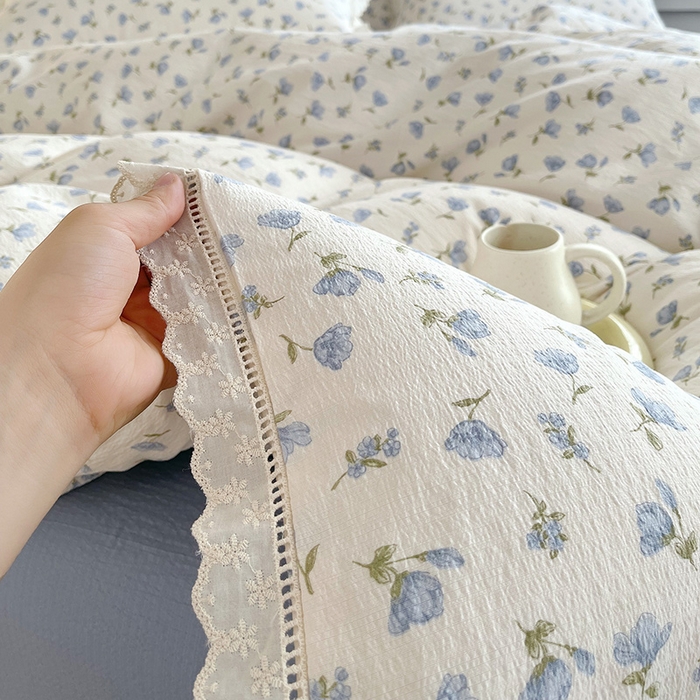 91家纺网 家纺一手货源 找家纺 雨彤家纺 2025新款A类高克重云感皱皱双层纱全棉镂空花边款法式四件套-床拍图 浪漫定义