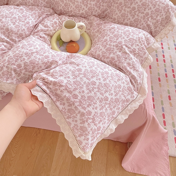 91家纺网 家纺一手货源 找家纺 雨彤家纺 2025新款A类高克重云感皱皱双层纱全棉镂空花边款法式四件套-床拍图 云槿香