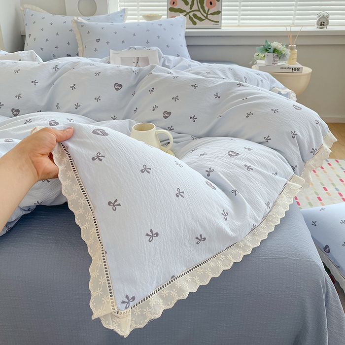 91家纺网 家纺一手货源 找家纺 雨彤家纺 2025新款A类高克重云感皱皱双层纱全棉镂空花边款法式四件套-床拍图 悦枝