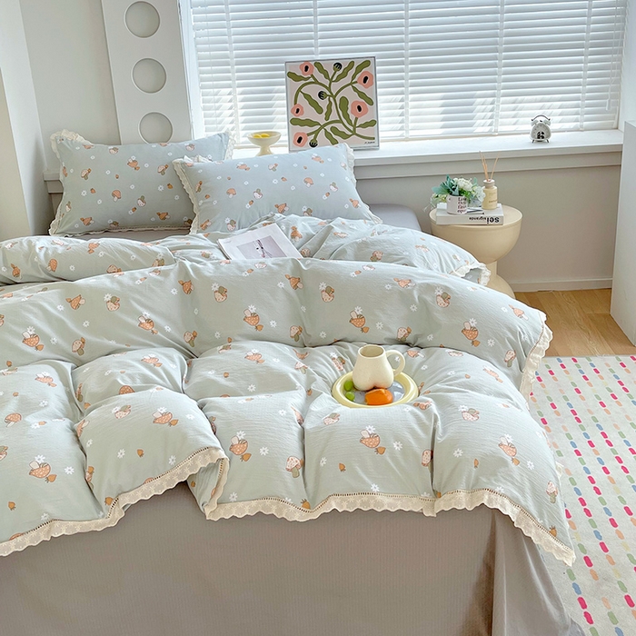 91家纺网 家纺一手货源 找家纺 雨彤家纺 2025新款A类高克重云感皱皱双层纱全棉镂空花边款法式四件套-床拍图 浅忆