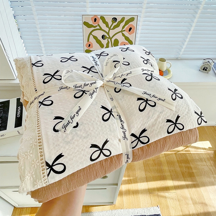 91家纺网 家纺一手货源 找家纺 雨彤家纺 2025新款A类高克重云感皱皱双层纱全棉镂空花边款法式四件套-叠拍图 相伴-米