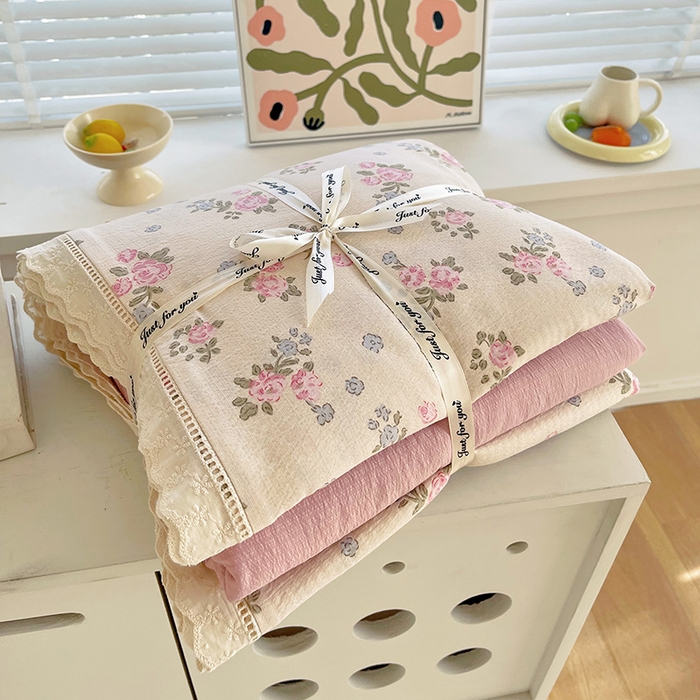 91家纺网 家纺一手货源 找家纺 （总）雨彤家纺 2025新款A类高克重云感皱皱双层纱全棉镂空花边款法式四件套-叠拍图