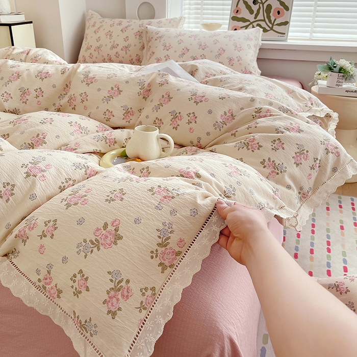 91家纺网 家纺一手货源 找家纺 雨彤家纺 2025新款A类高克重云感皱皱双层纱全棉镂空花边款法式四件套-床拍图 望夏花艺