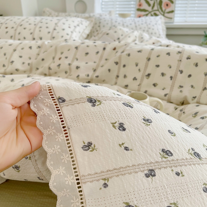 91家纺网 家纺一手货源 找家纺 雨彤家纺 2025新款A类高克重云感皱皱双层纱全棉镂空花边款法式四件套-床拍图 浮梦