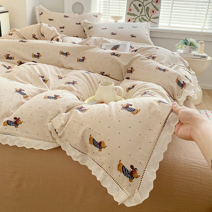 91家纺网 家纺一手货源 找家纺 雨彤家纺 2025新款A类高克重云感皱皱双层纱全棉镂空花边款法式四件套-床拍图 腊肠狗