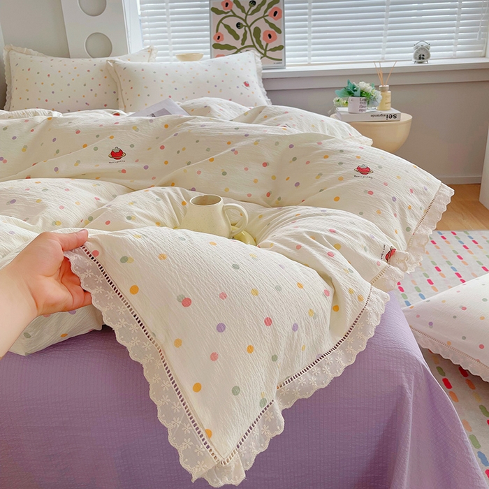 91家纺网 家纺一手货源 找家纺 雨彤家纺 2025新款A类高克重云感皱皱双层纱全棉镂空花边款法式四件套-床拍图 彩色的梦