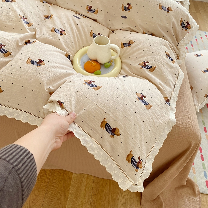 91家纺网 家纺一手货源 找家纺 雨彤家纺 2025新款A类高克重云感皱皱双层纱全棉镂空花边款法式四件套-床拍图 腊肠狗