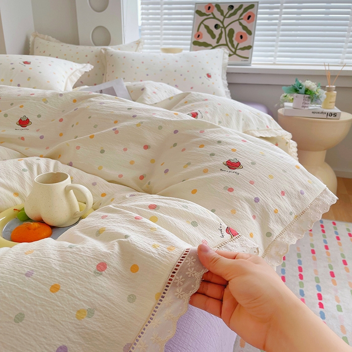 91家纺网 家纺一手货源 找家纺 雨彤家纺 2025新款A类高克重云感皱皱双层纱全棉镂空花边款法式四件套-床拍图 彩色的梦