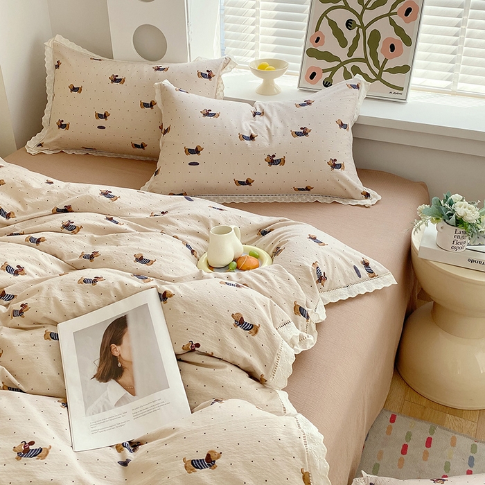 91家纺网 家纺一手货源 找家纺 雨彤家纺 2025新款A类高克重云感皱皱双层纱全棉镂空花边款法式四件套-床拍图 腊肠狗