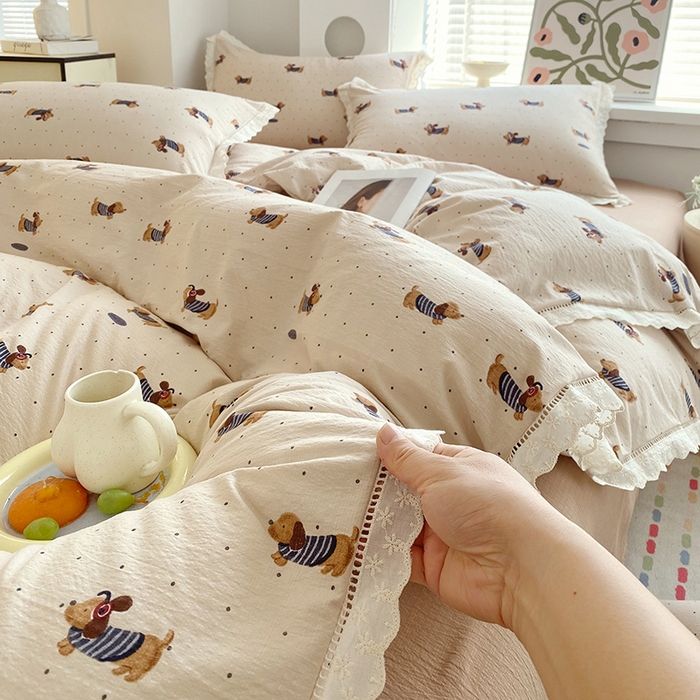 91家纺网 家纺一手货源 找家纺 雨彤家纺 2025新款A类高克重云感皱皱双层纱全棉镂空花边款法式四件套-床拍图 腊肠狗