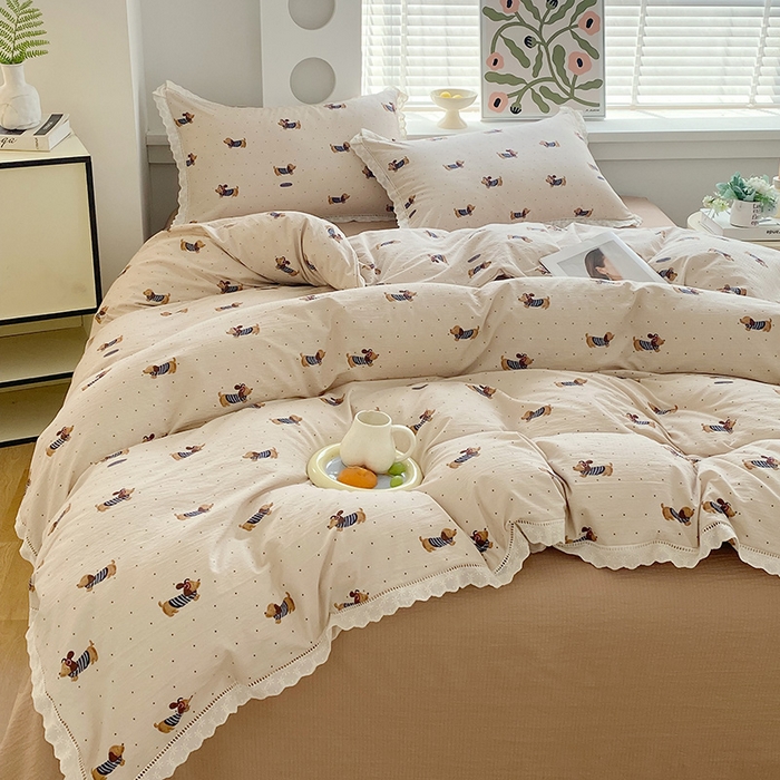 91家纺网 家纺一手货源 找家纺 雨彤家纺 2025新款A类高克重云感皱皱双层纱全棉镂空花边款法式四件套-床拍图 腊肠狗