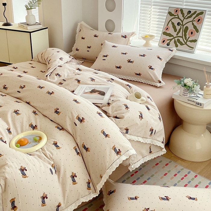 91家纺网 家纺一手货源 找家纺 雨彤家纺 2025新款A类高克重云感皱皱双层纱全棉镂空花边款法式四件套-床拍图 腊肠狗